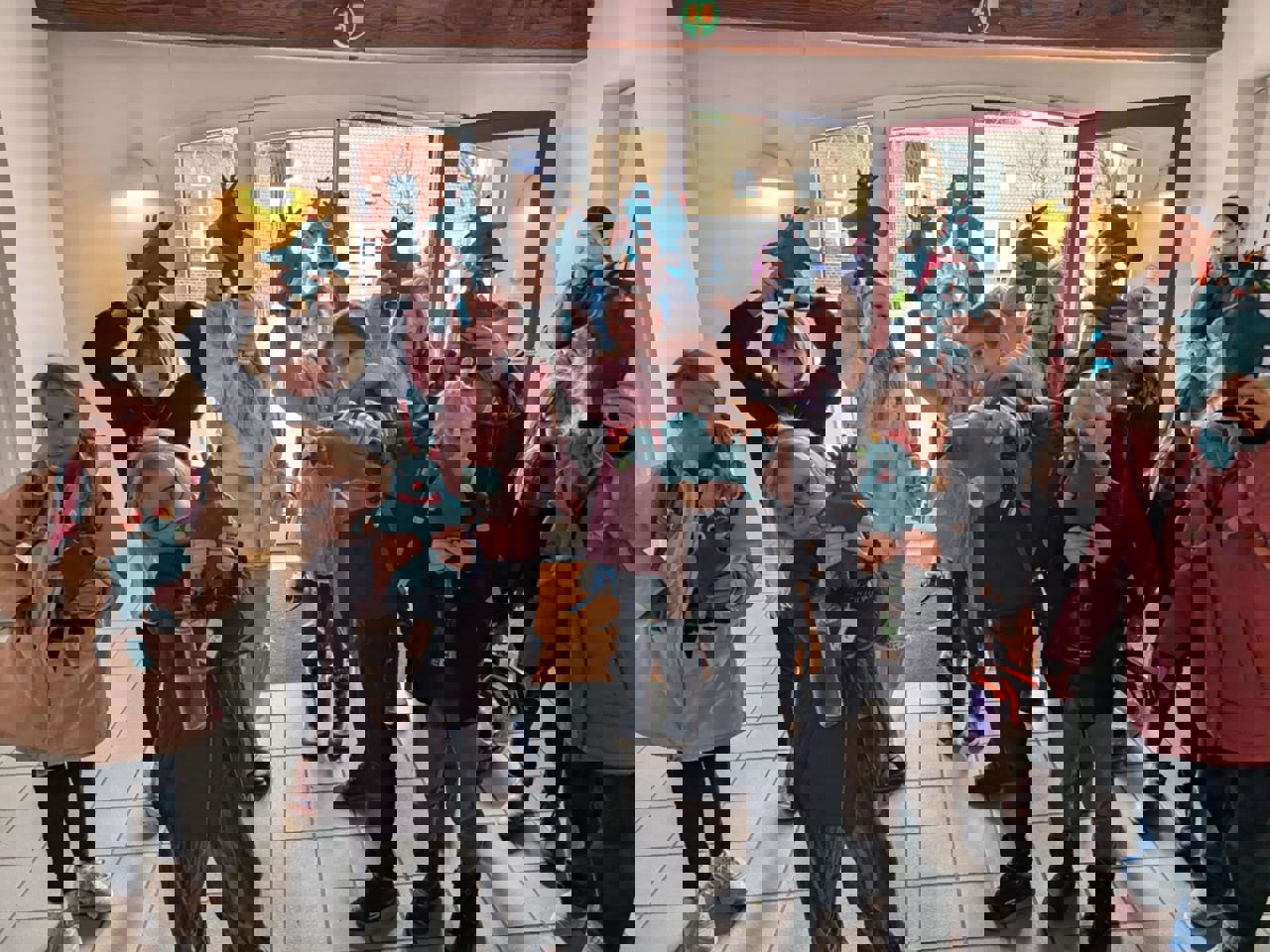 En masse børn med deres egne Bibber-bamser