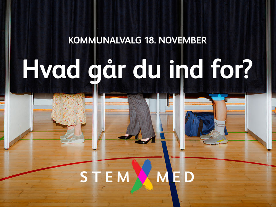 Fødder bag gardiner i valgbokse med teksten "Hvad går du ind for?"