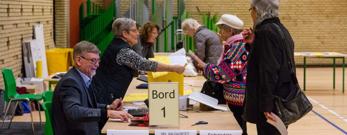Valgtilfordnede og vælgere ved valgbord i Asnæs