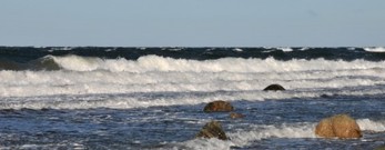 Store bølger ved strand