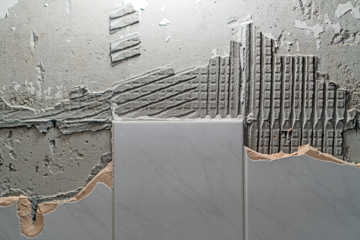 Ødelagte fliser på en væg