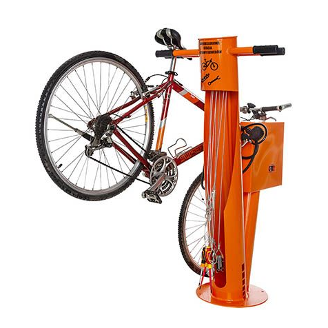 Cykel ophængt på cykelservicestation