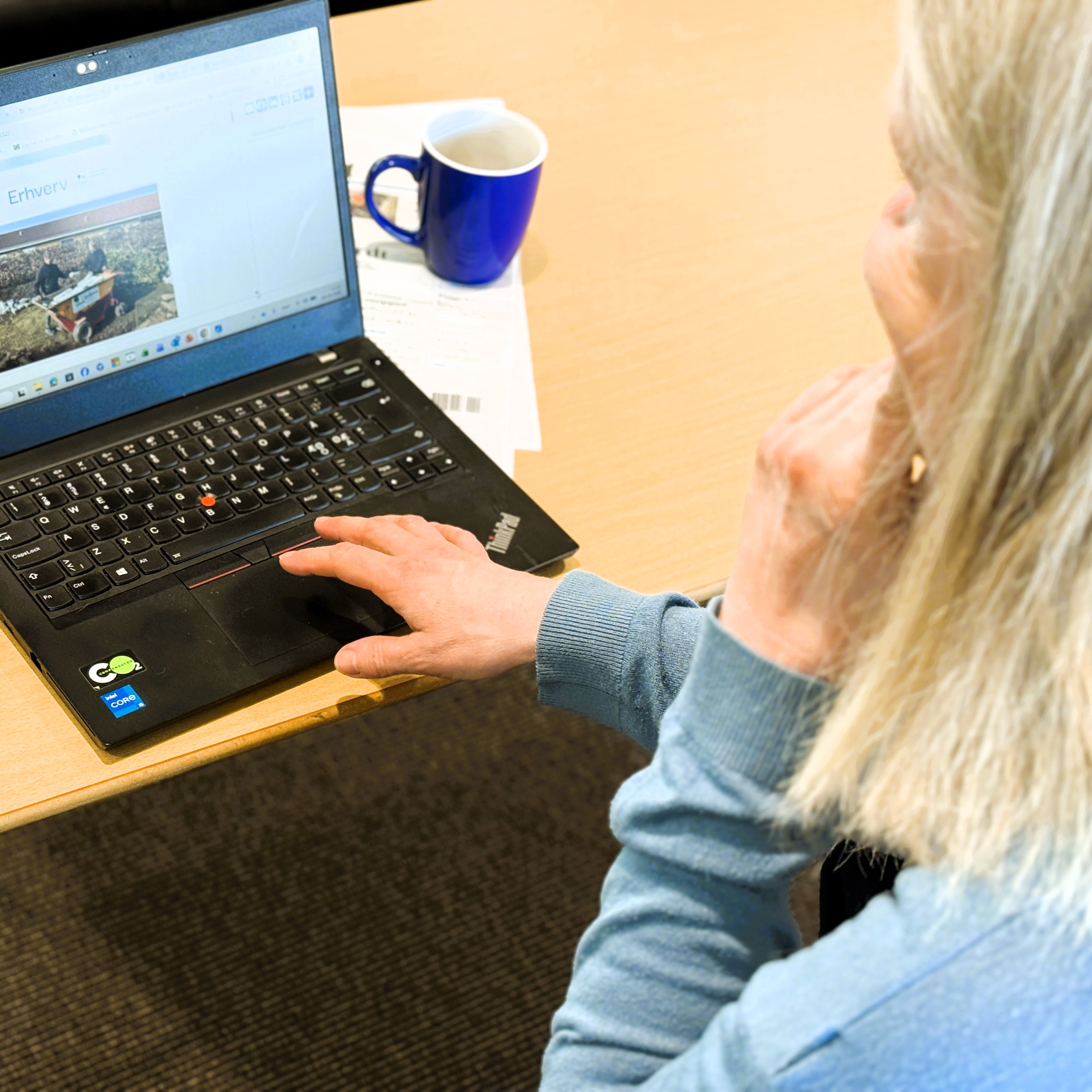 Nyhedsbrevet erhverv læses på labtop