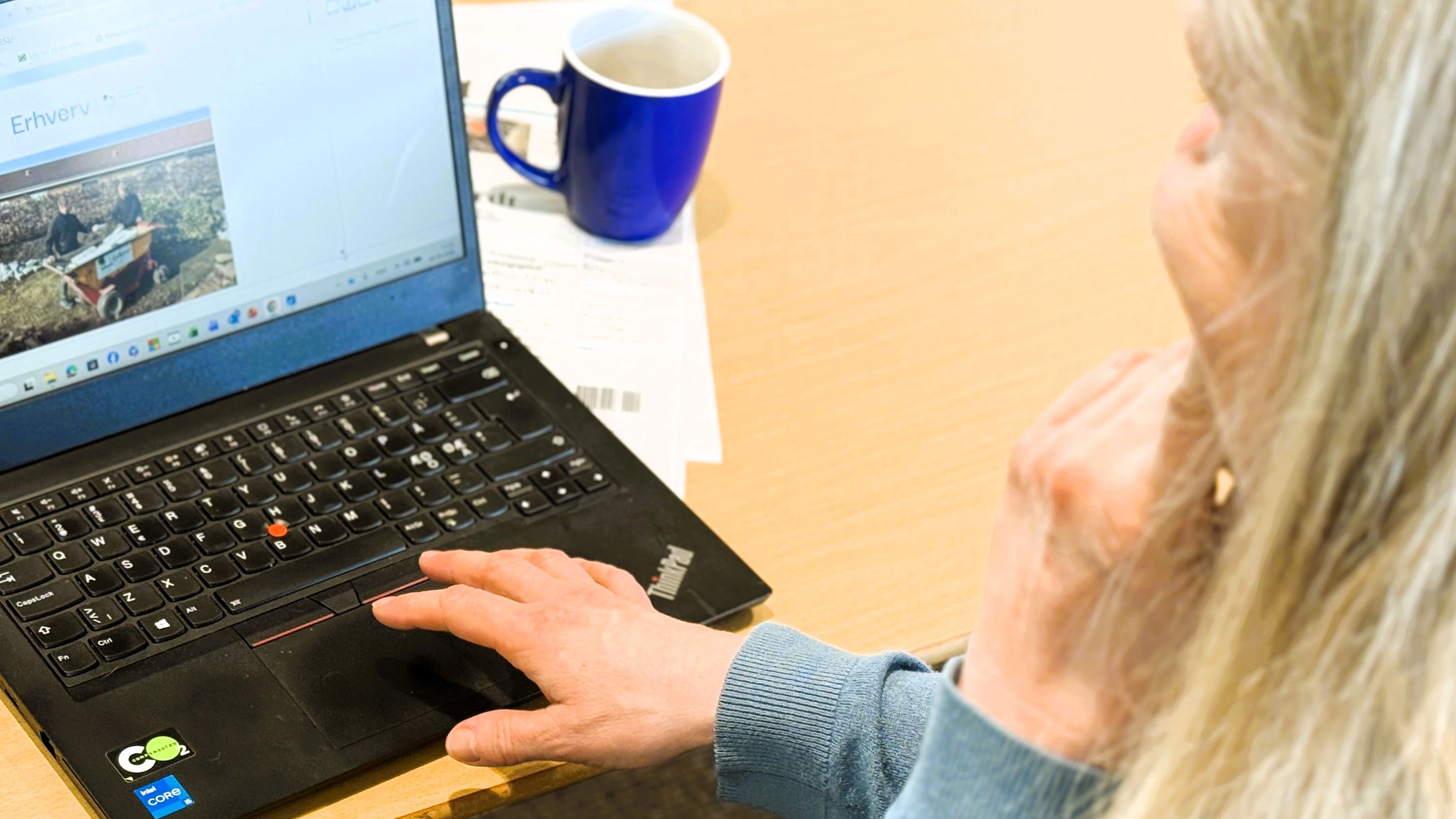 Nyhedsbrevet erhverv læses på labtop