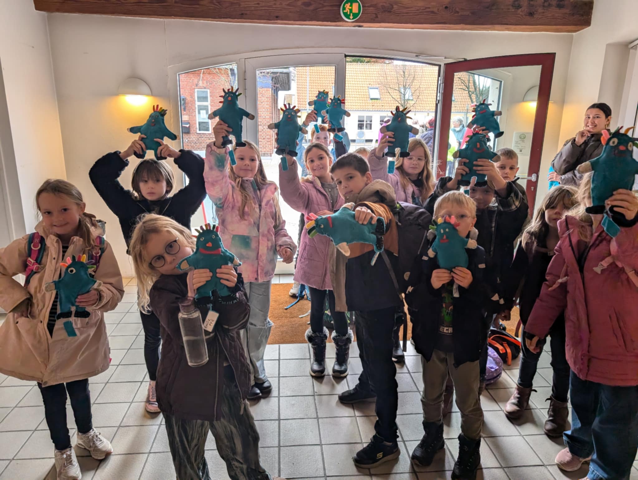 En masse børn med deres egne Bibber-bamser