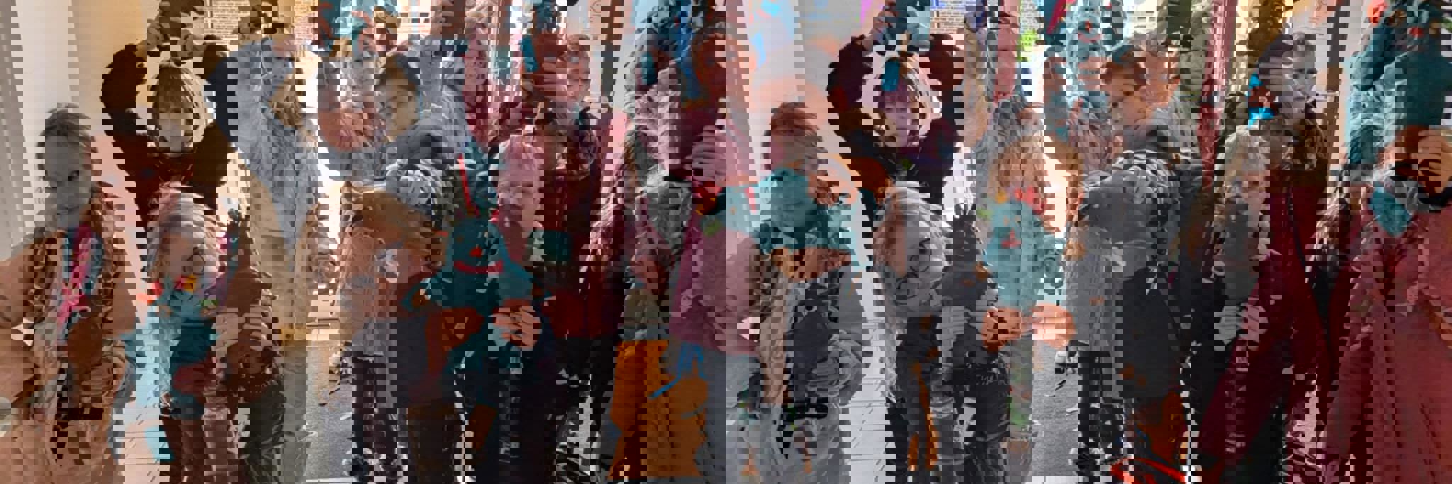 En masse børn med deres egne Bibber-bamser