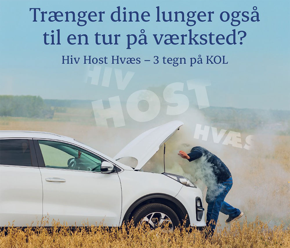 En hvid bil hvor det ryger voldsomt fra motoren, som en mand står og kigger ned i