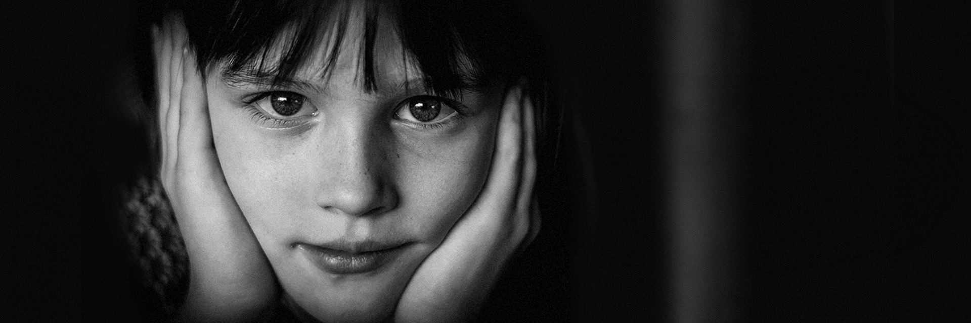 Barn der hviler hovedet i hænderne