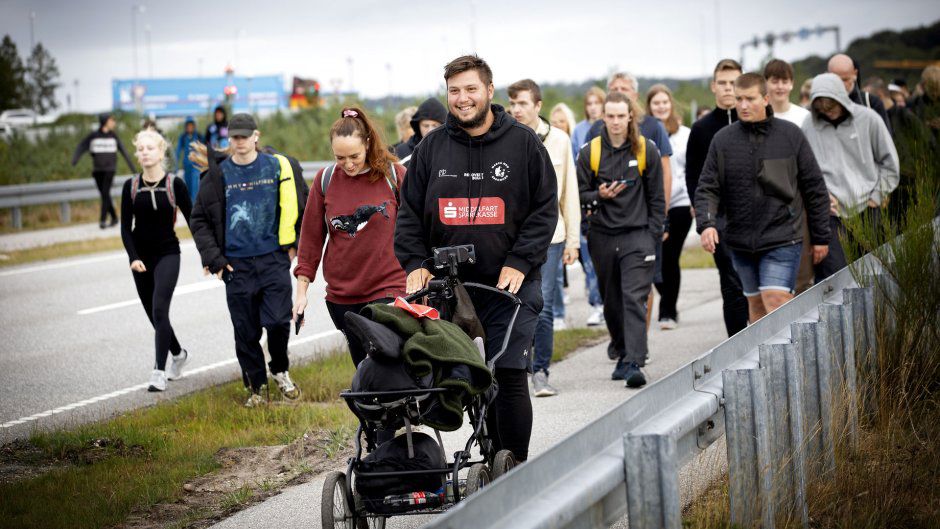 March mod ensomhed - en gruppe mennesker, mest unge, går på en vej