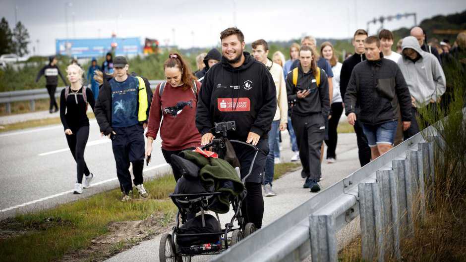 March mod ensomhed - en gruppe mennesker, mest unge, går på en vej