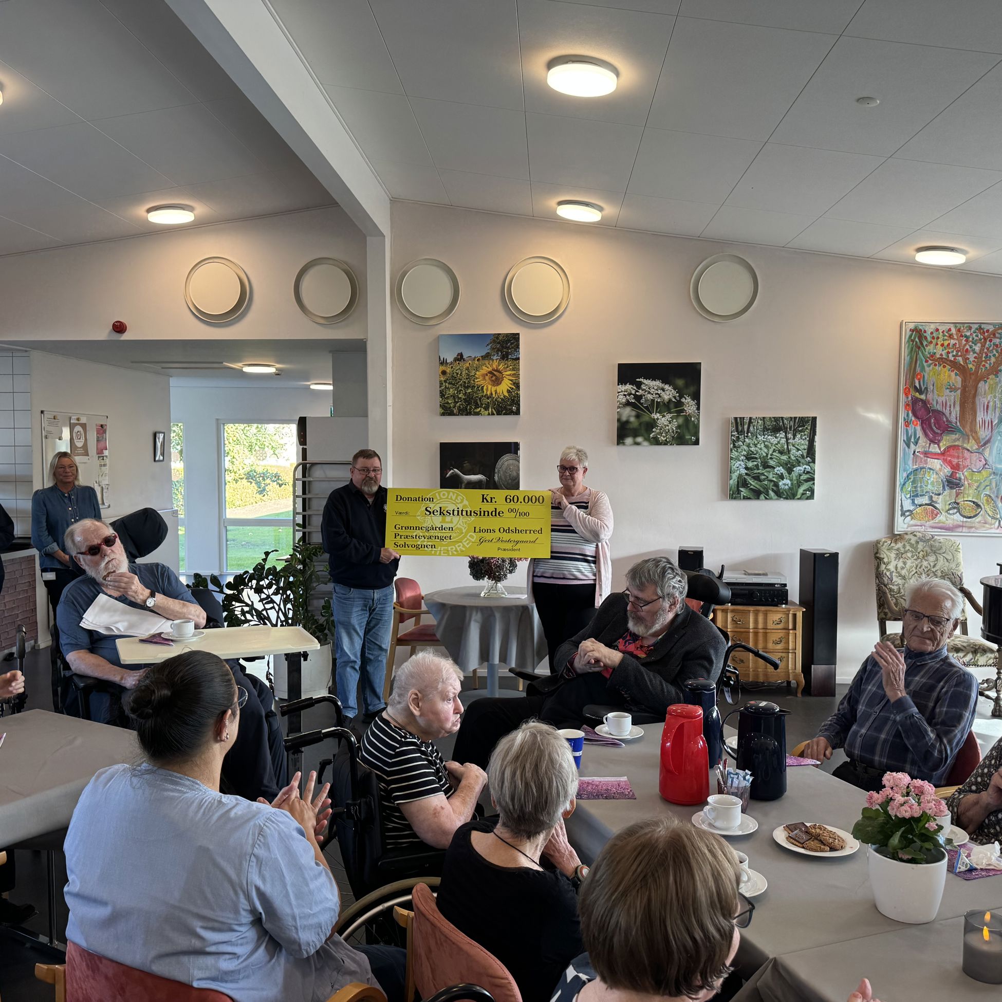 Lions overrækker check til plejecentre