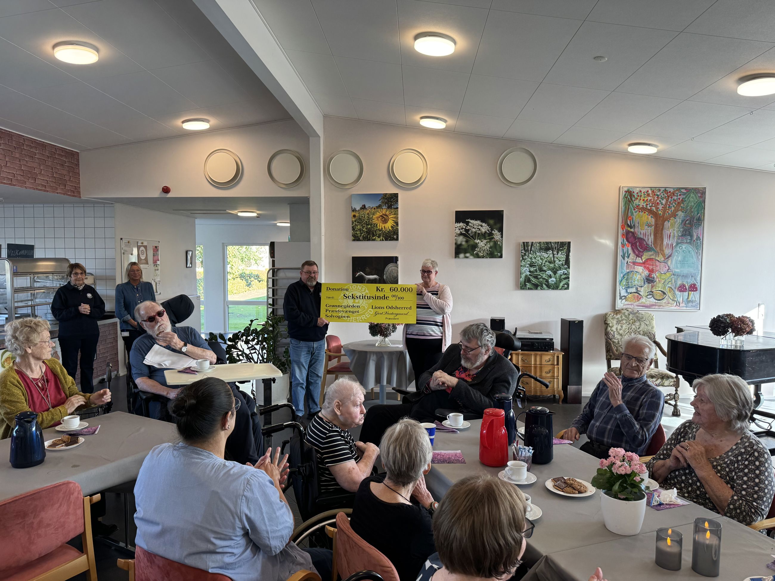 Lions overrækker check til plejecentre