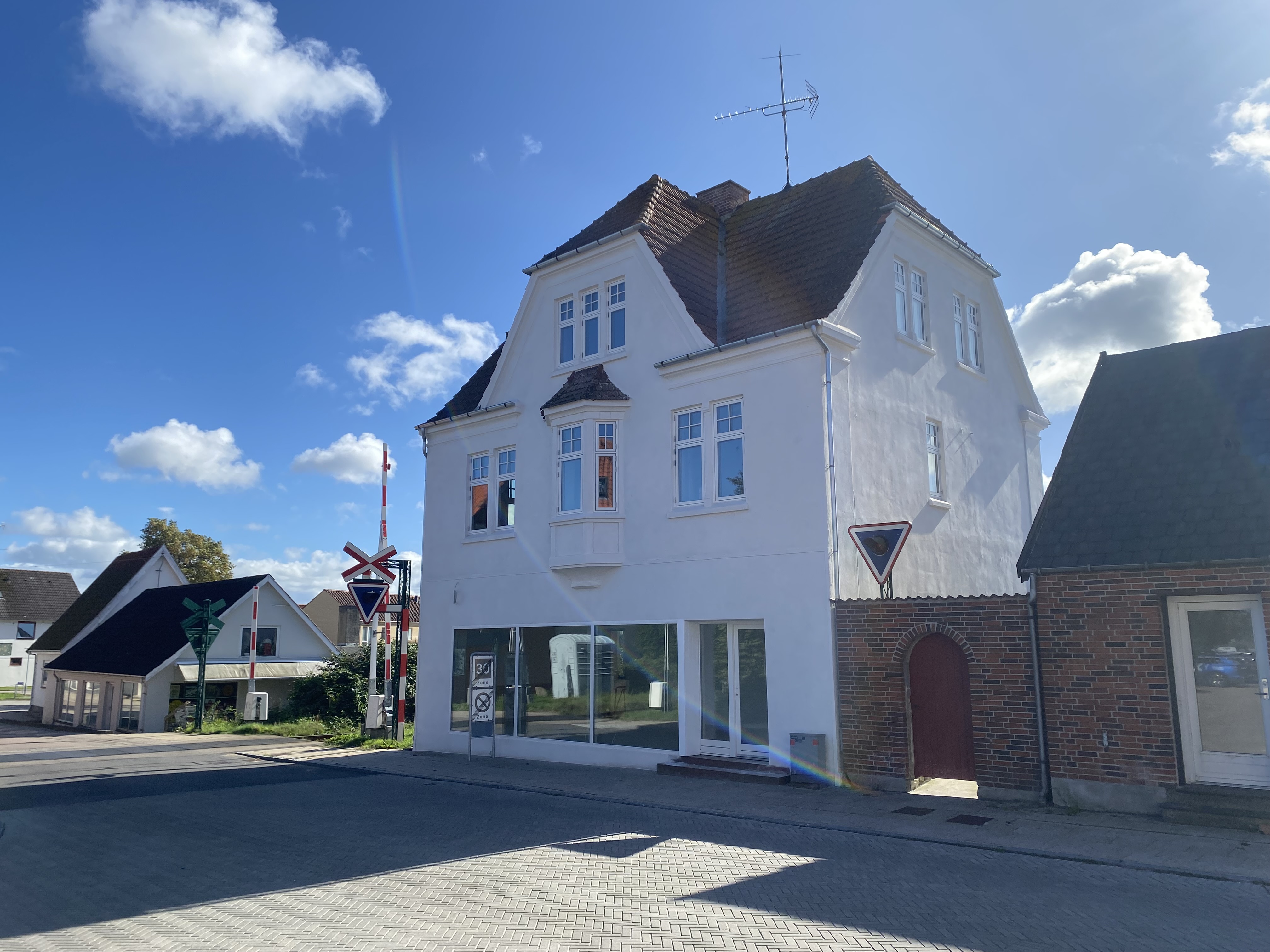 Ældre tre etagers villa i Vig med renoveret facade