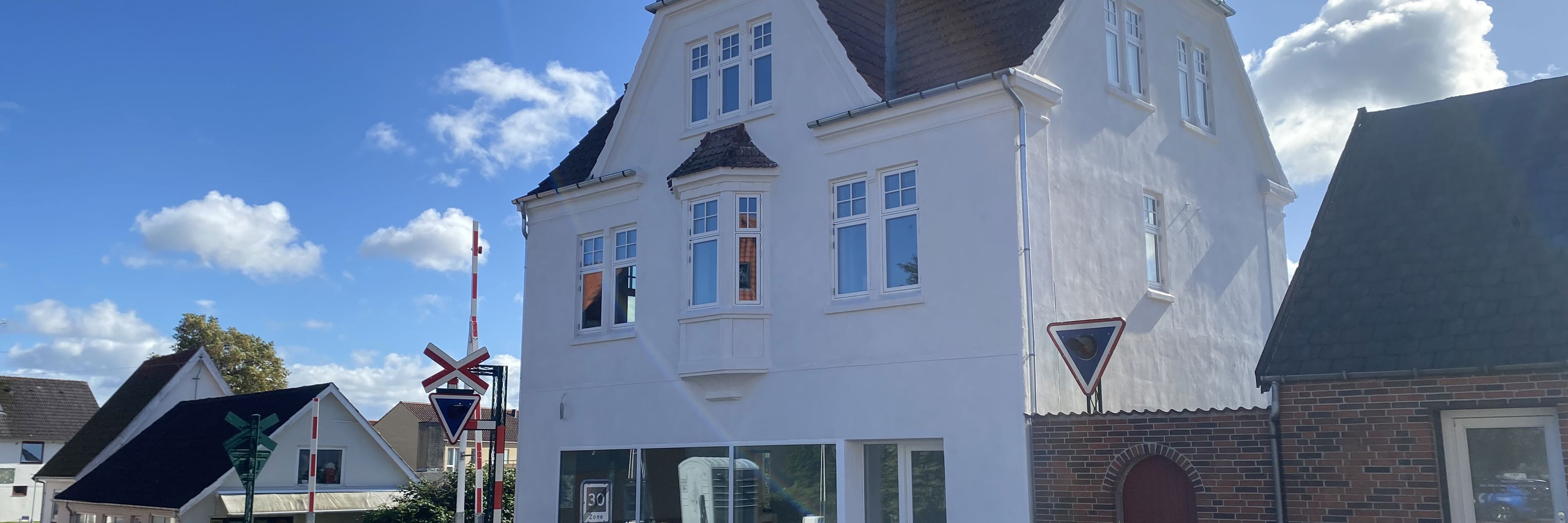 Ældre tre etagers villa i Vig med renoveret facade
