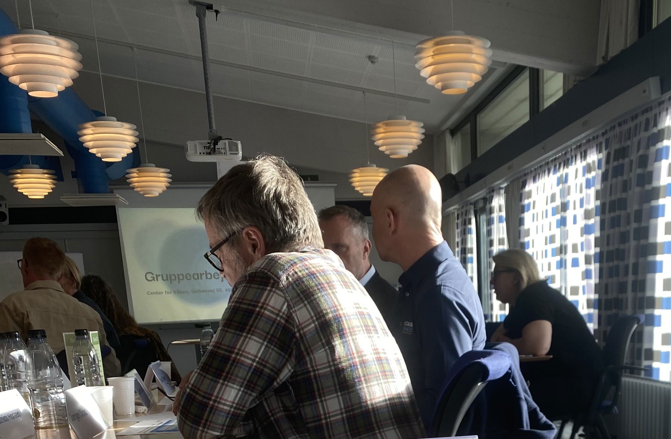 Personer der sidder ved computerskrærme