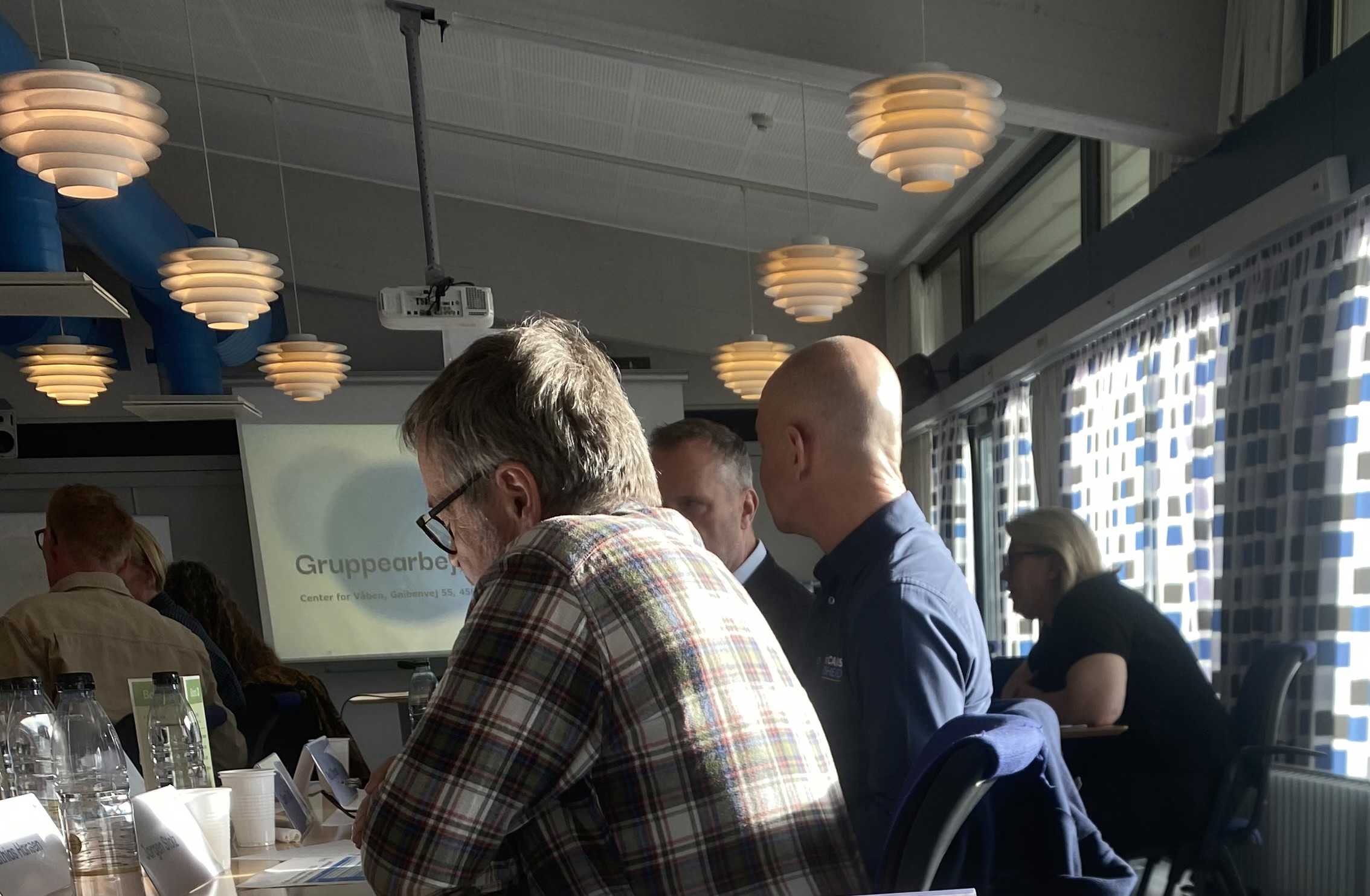 Personer der sidder ved computerskrærme