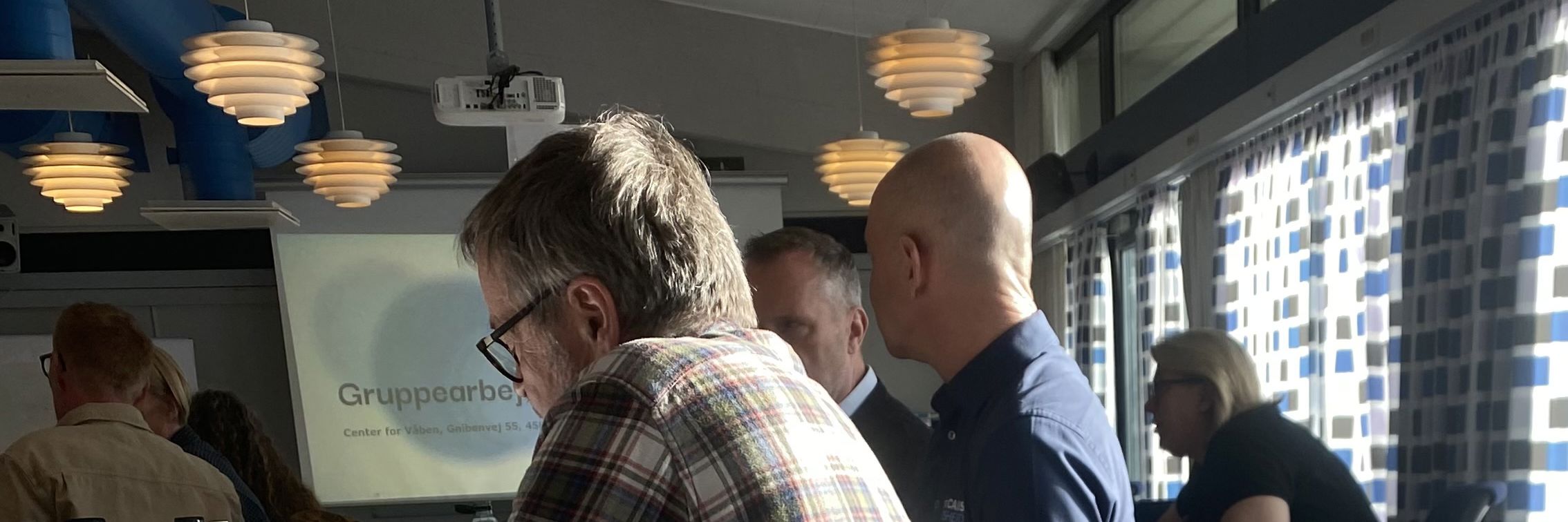 Personer der sidder ved computerskrærme