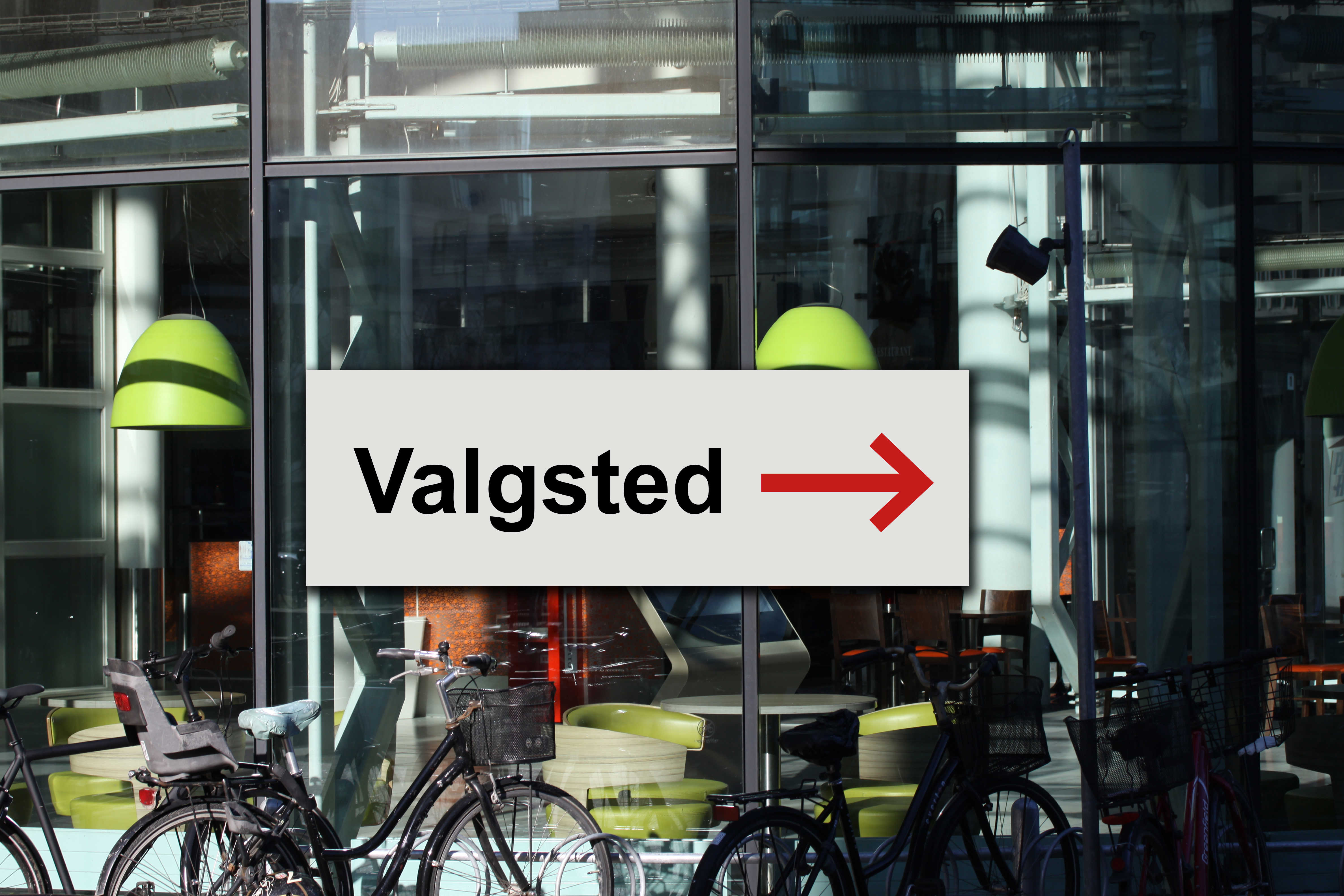 skilt viser vej til valgstedet