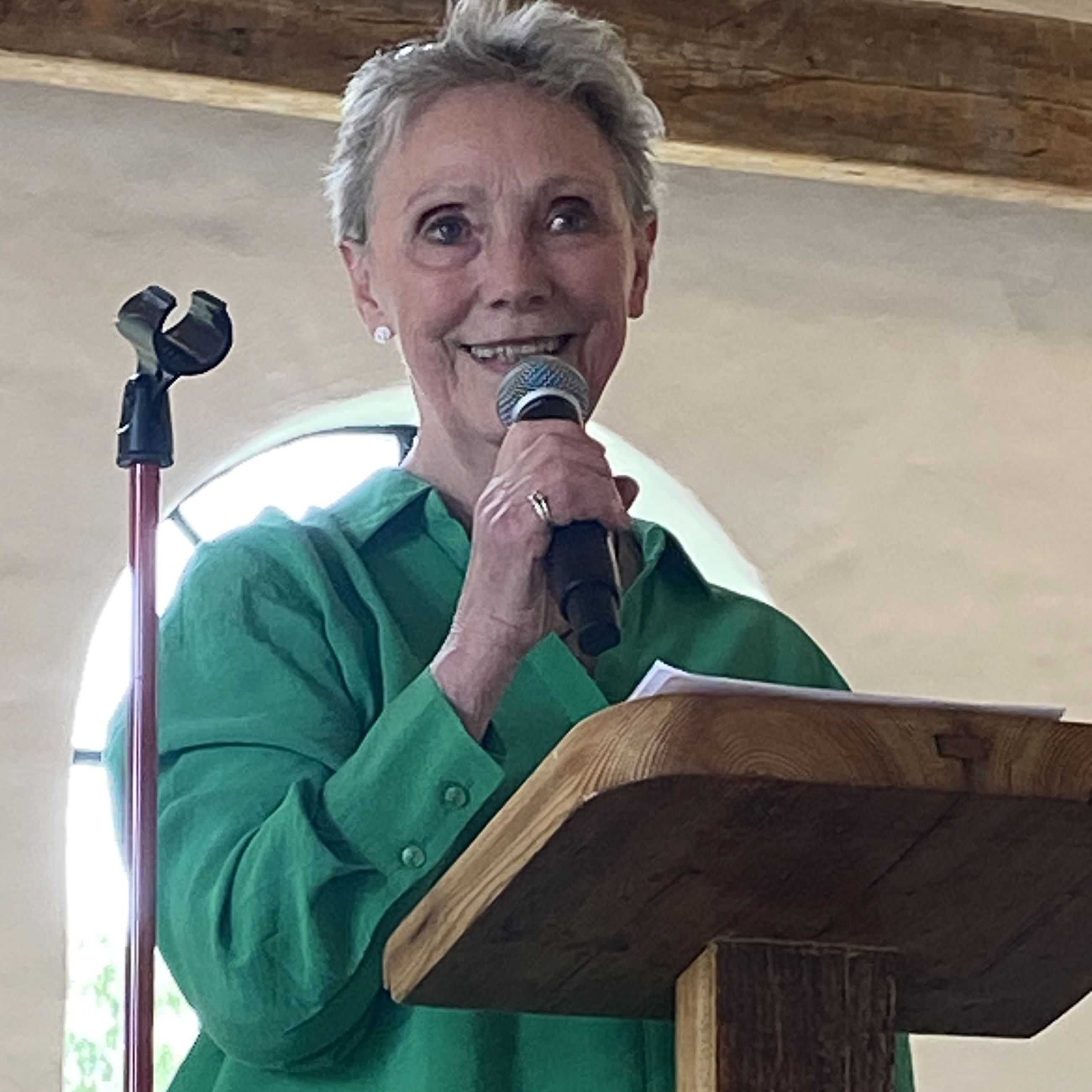 Kvinde står på talerstol og taler i mikrofon