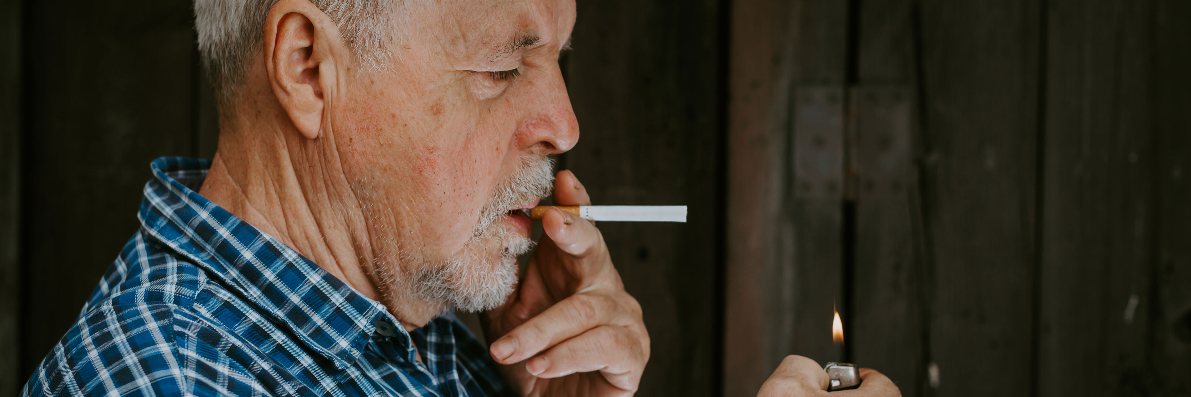 Mand tænder cigaret