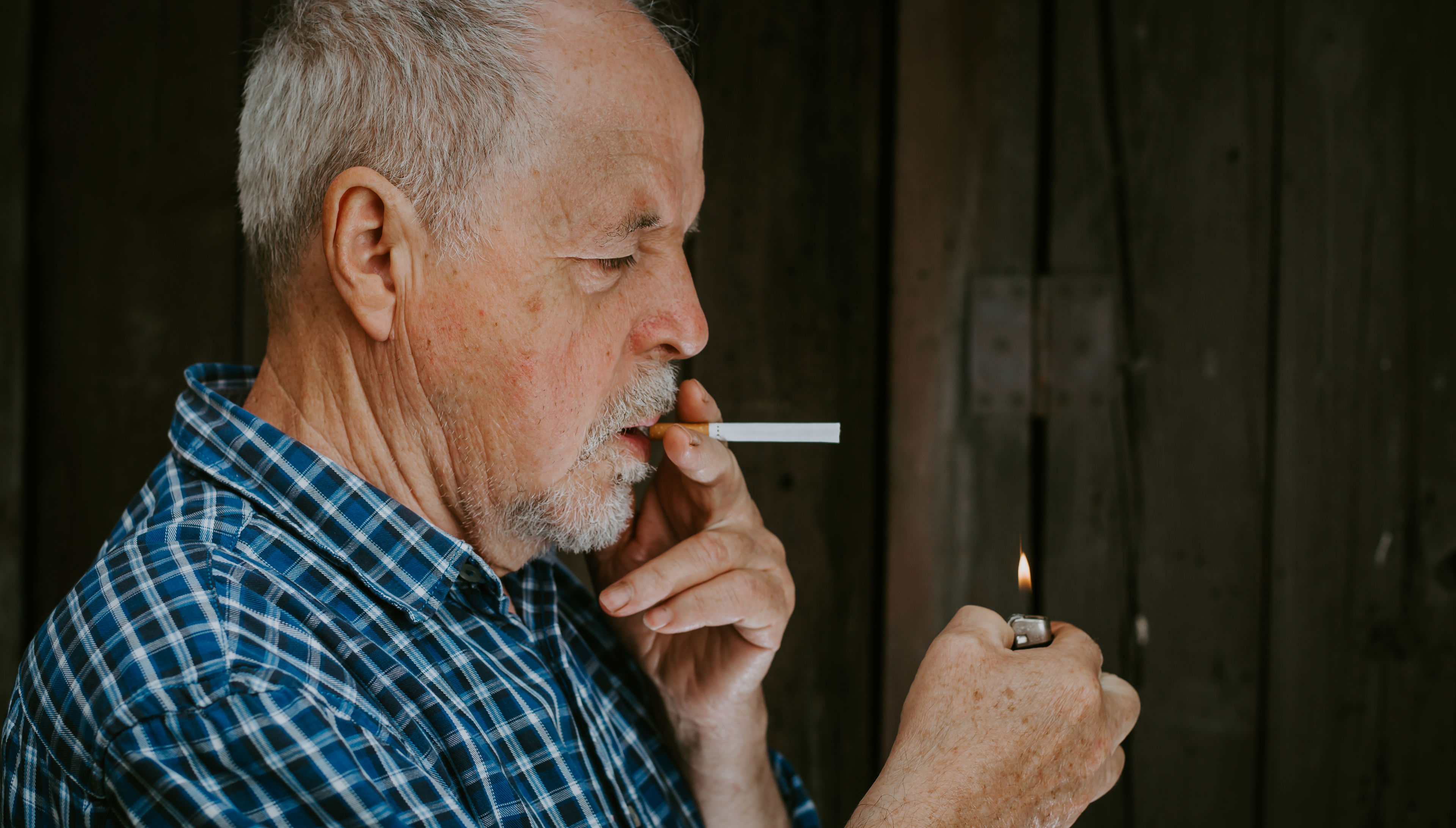 Mand tænder cigaret