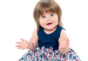 Pige sidder og klapper