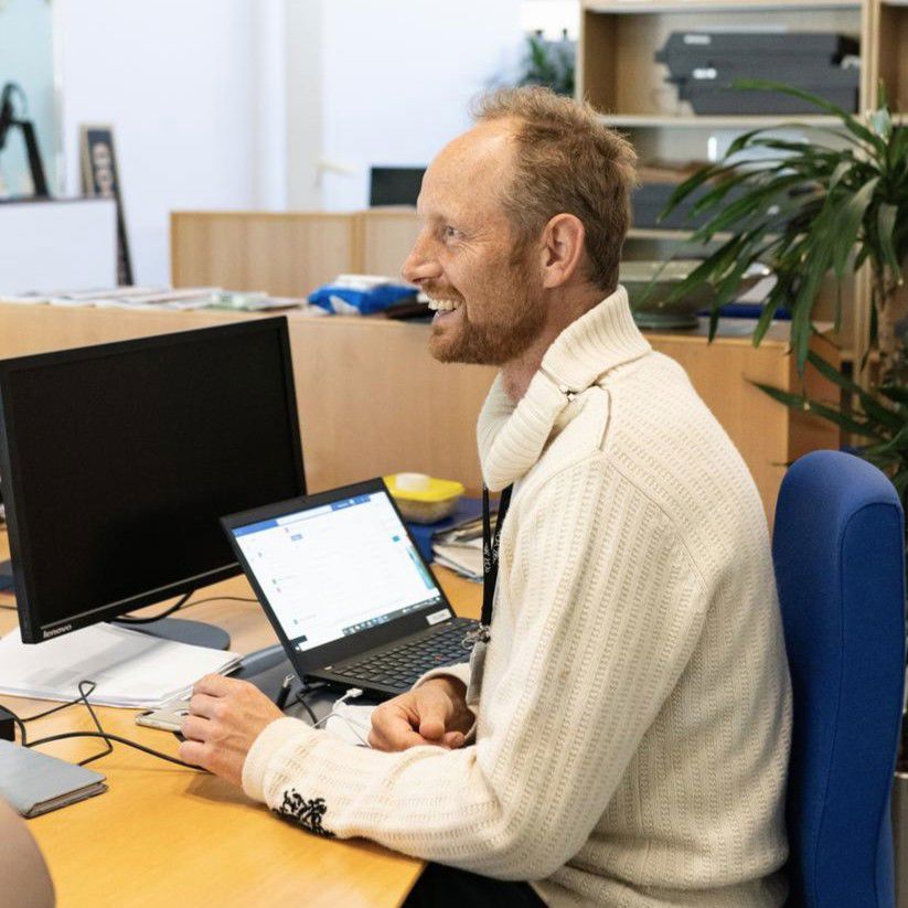 medarbejder ved skrivebord