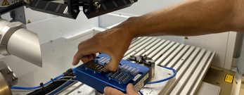 Hænder der arbejder med elektronik