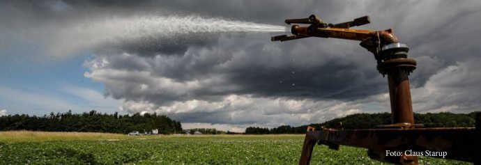 En vandingssprøjte som sprøjter vand ud på en mark
