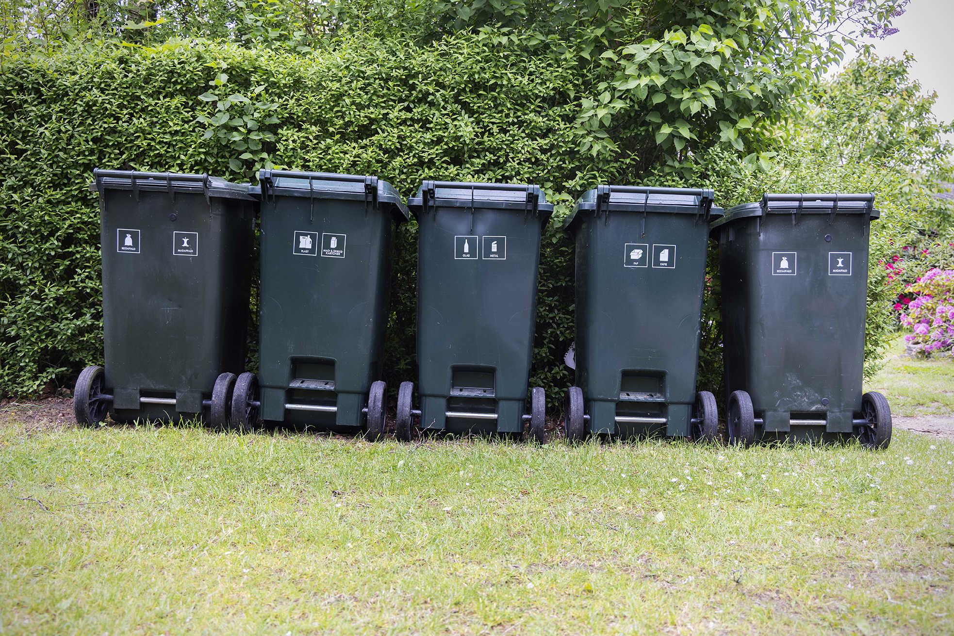 En række skraldespande