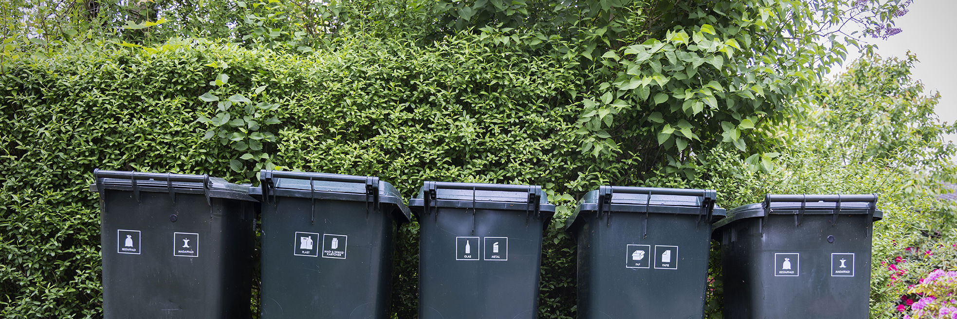 En række skraldespande