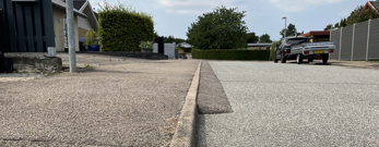 Udkørsel med lille asfaltrampe på en villavej