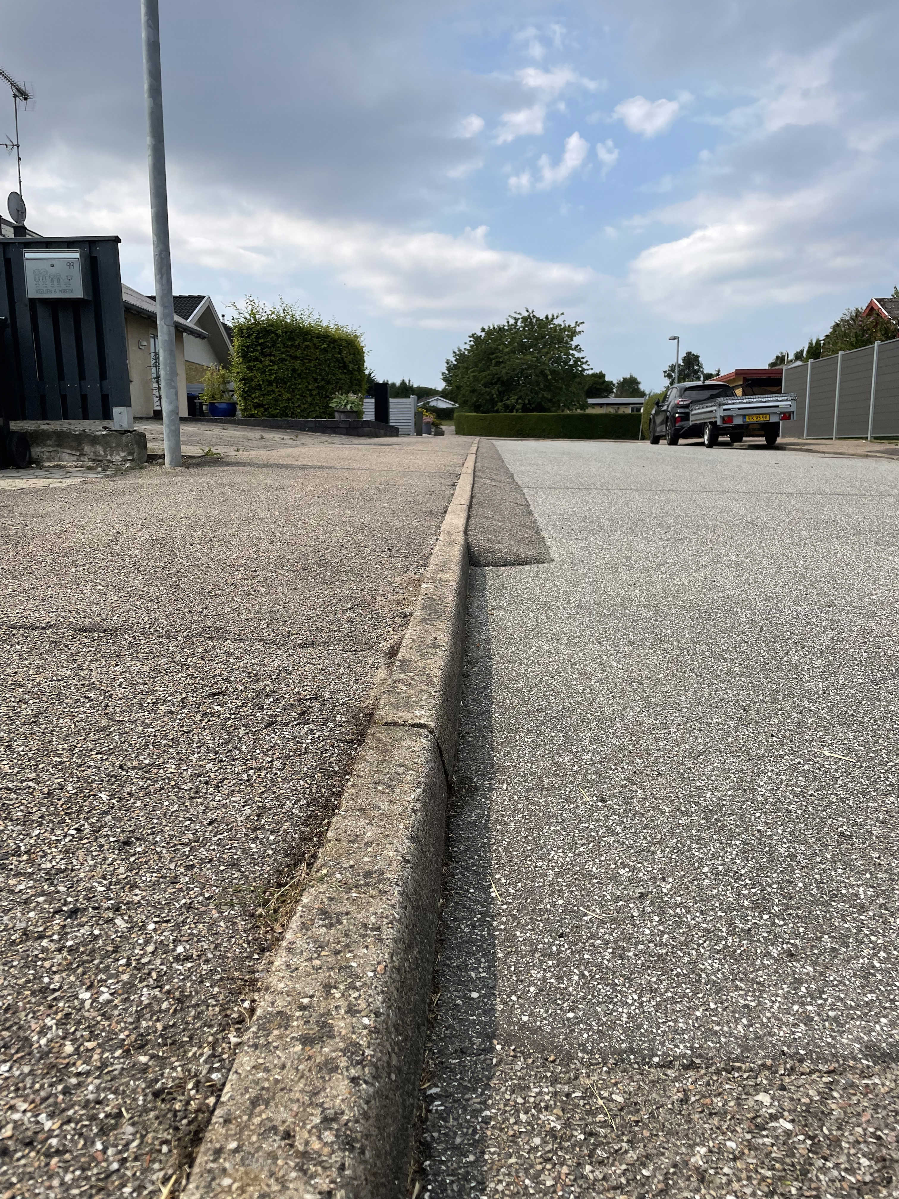 Udkørsel med lille asfaltrampe på en villavej