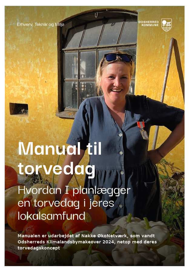 Smilende kvinde ved bod med græskar (fra forside af udgivelsen Manual til torvedag)