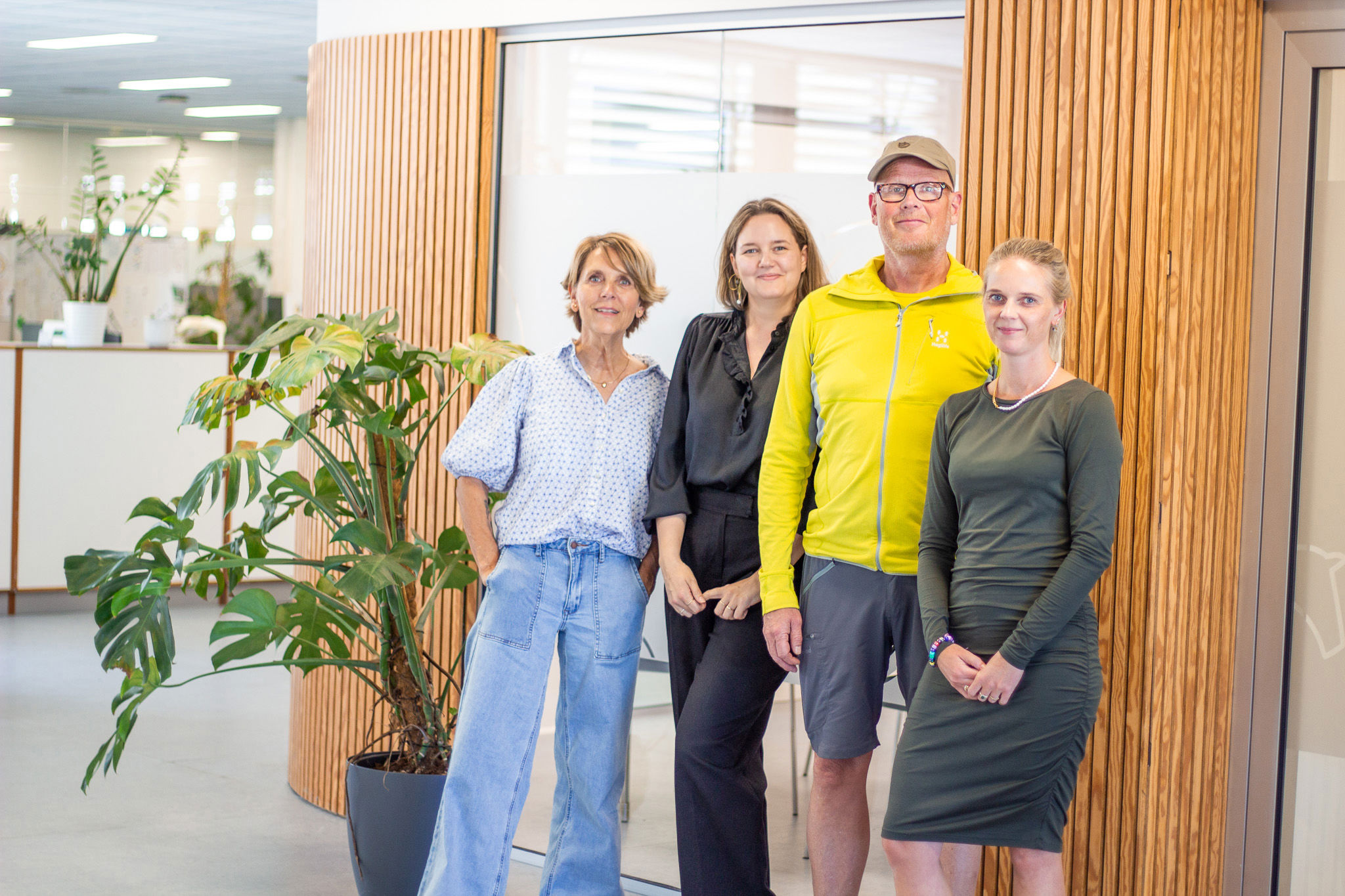 Fire personer foran en væg