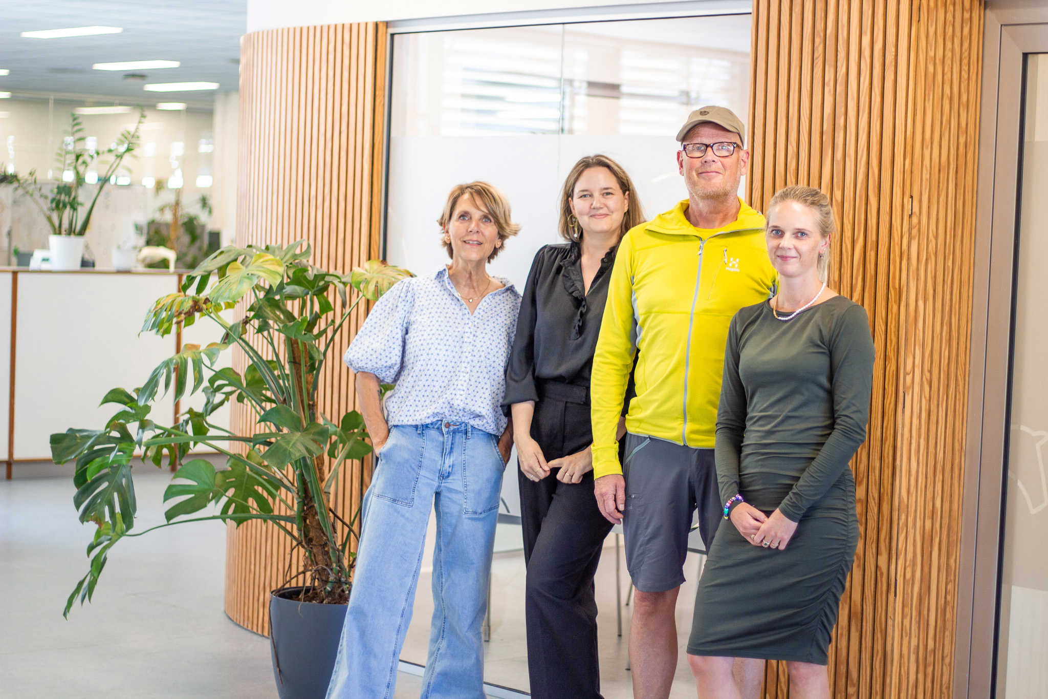 Fire personer foran en væg