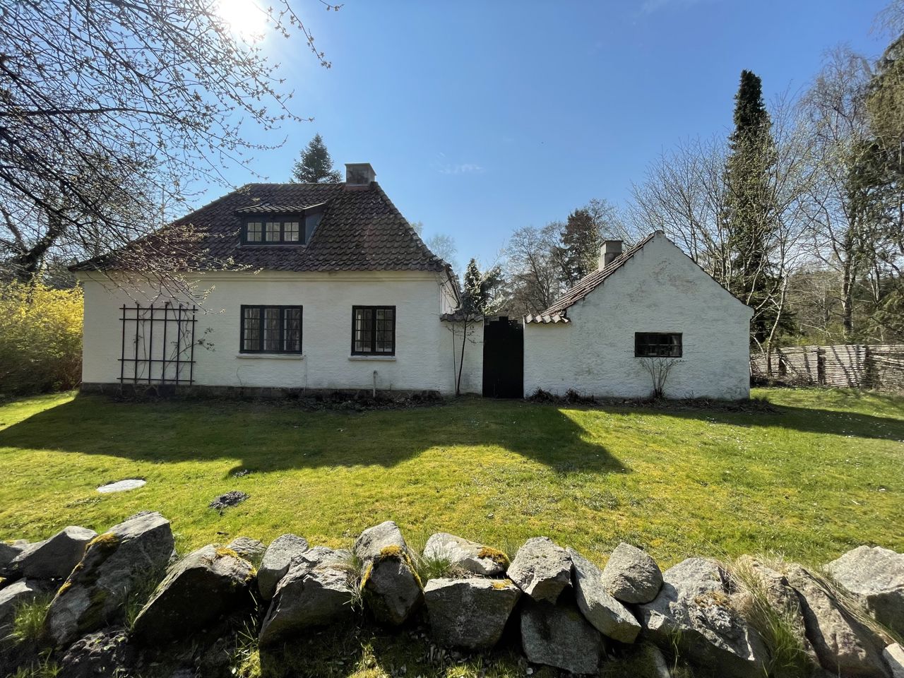 Hvidt sommerhus på Kirkevænget i Rørvig