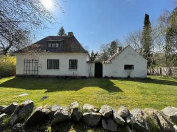 Hvidt sommerhus på Kirkevænget i Rørvig