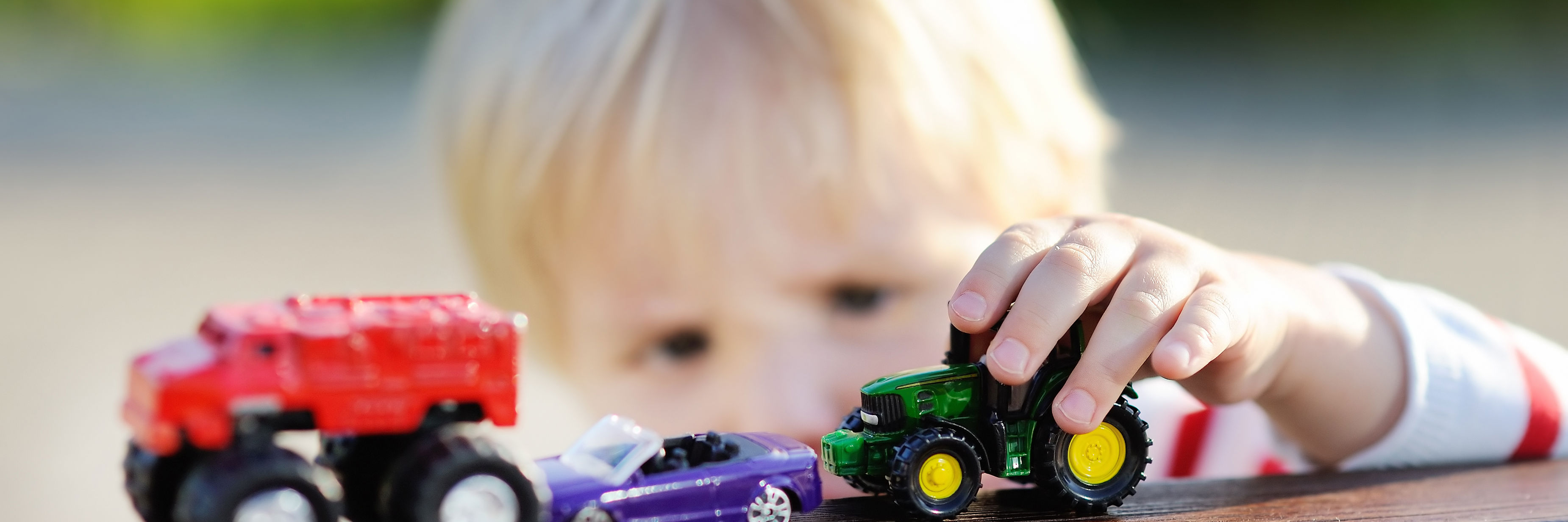 Lille dreng der leger med biler