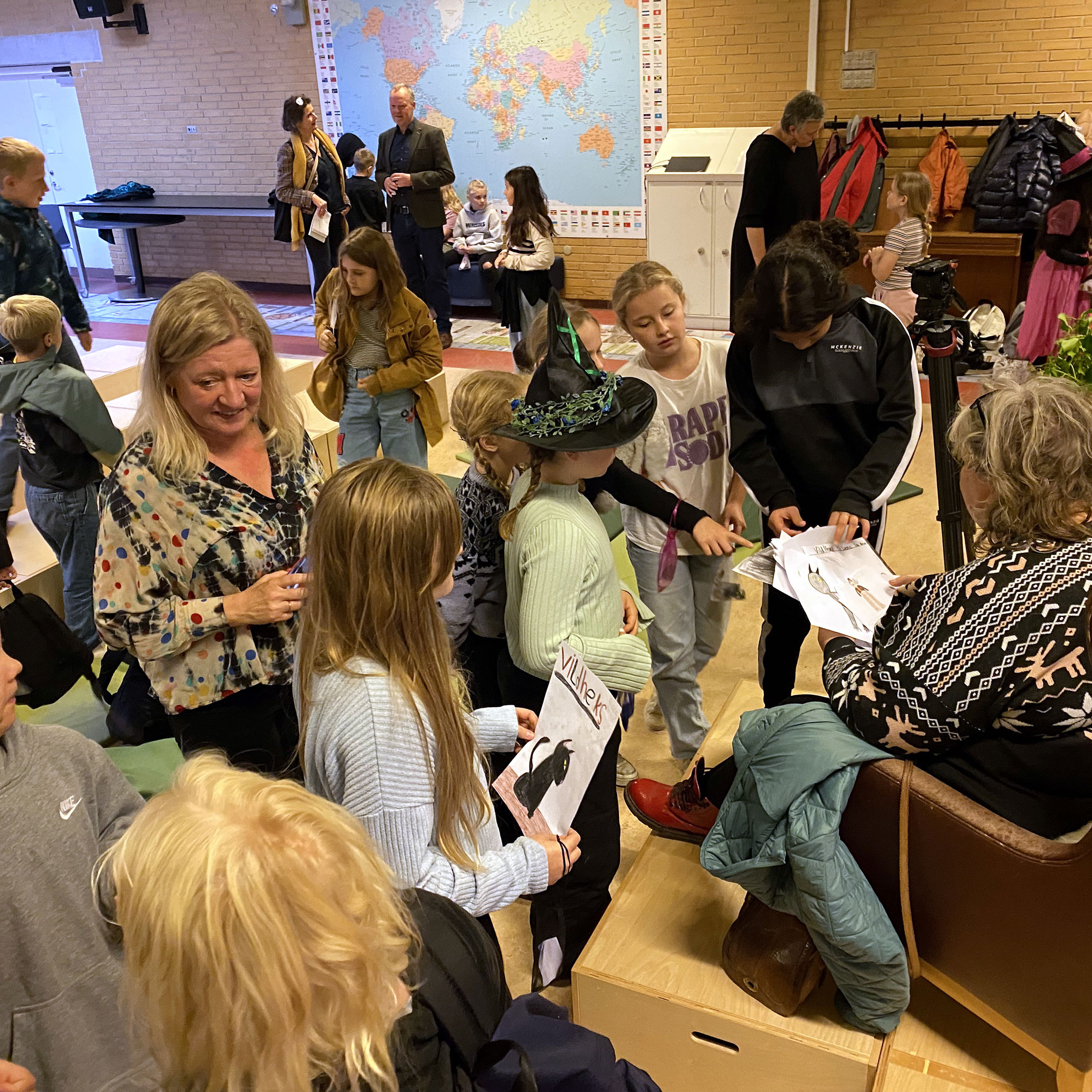 Forfatteren Lene Kaaberbøl modtager hekse-tegninger på Vig Skole