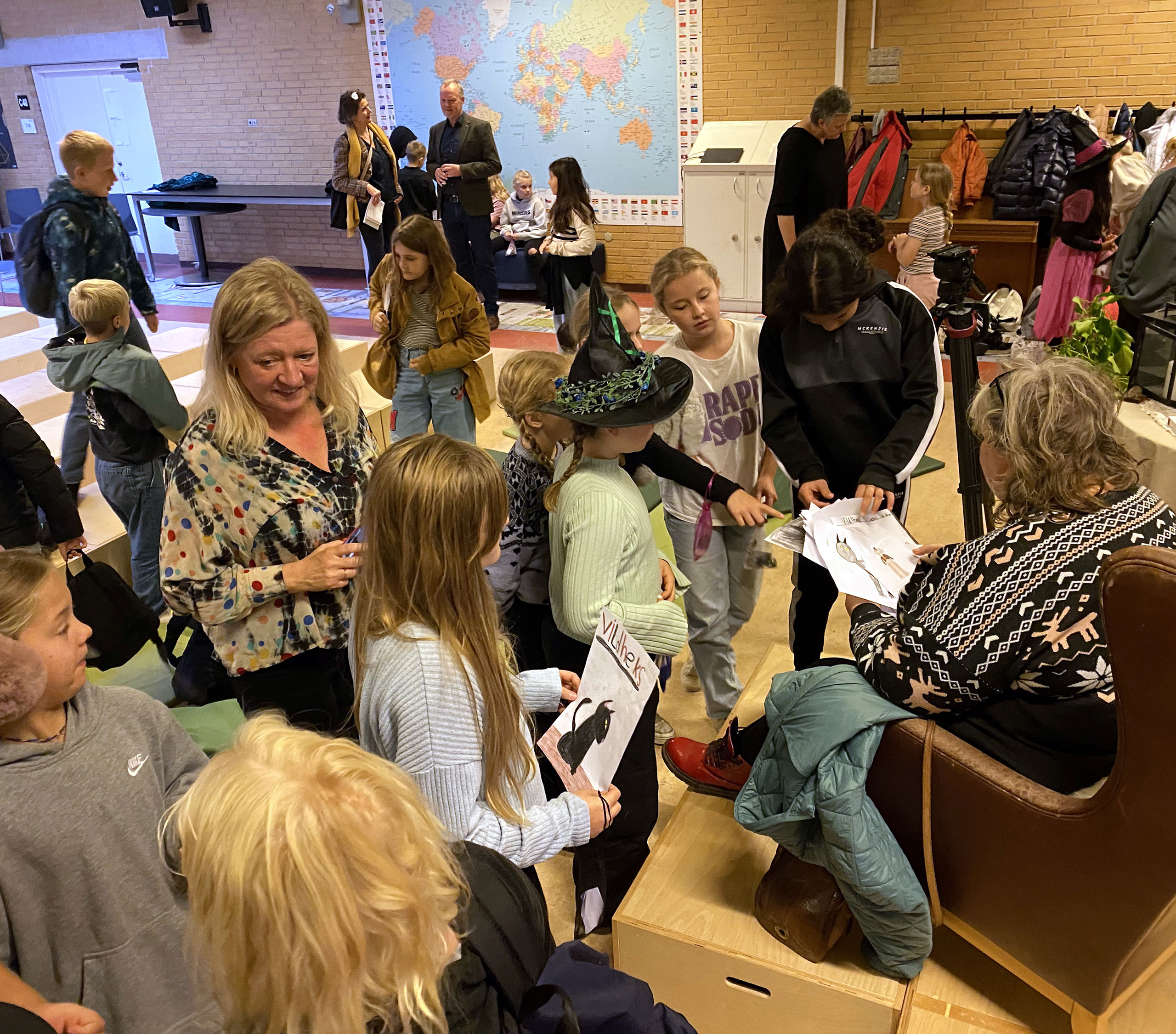 Forfatteren Lene Kaaberbøl modtager hekse-tegninger på Vig Skole