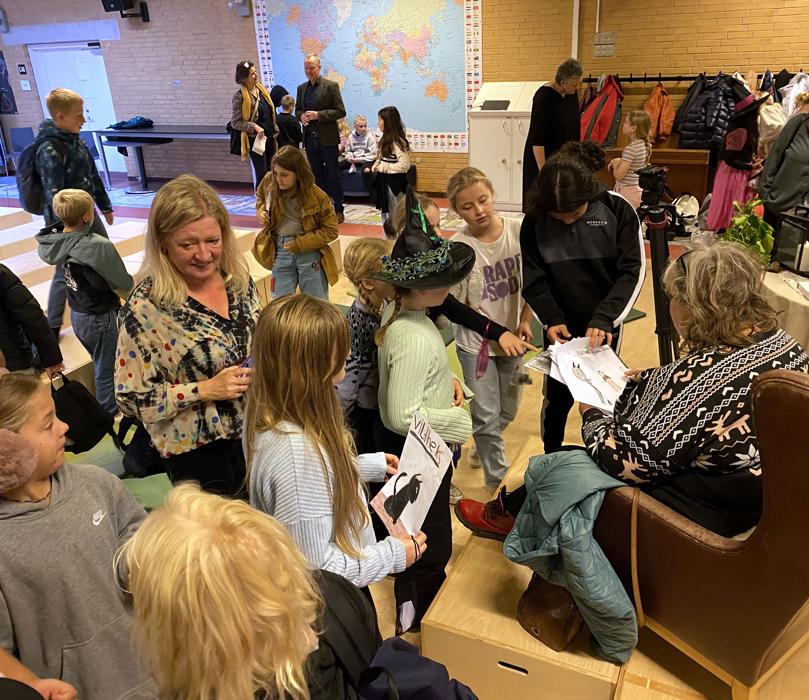 Forfatteren Lene Kaaberbøl modtager hekse-tegninger på Vig Skole