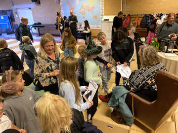 Forfatteren Lene Kaaberbøl modtager hekse-tegninger på Vig Skole