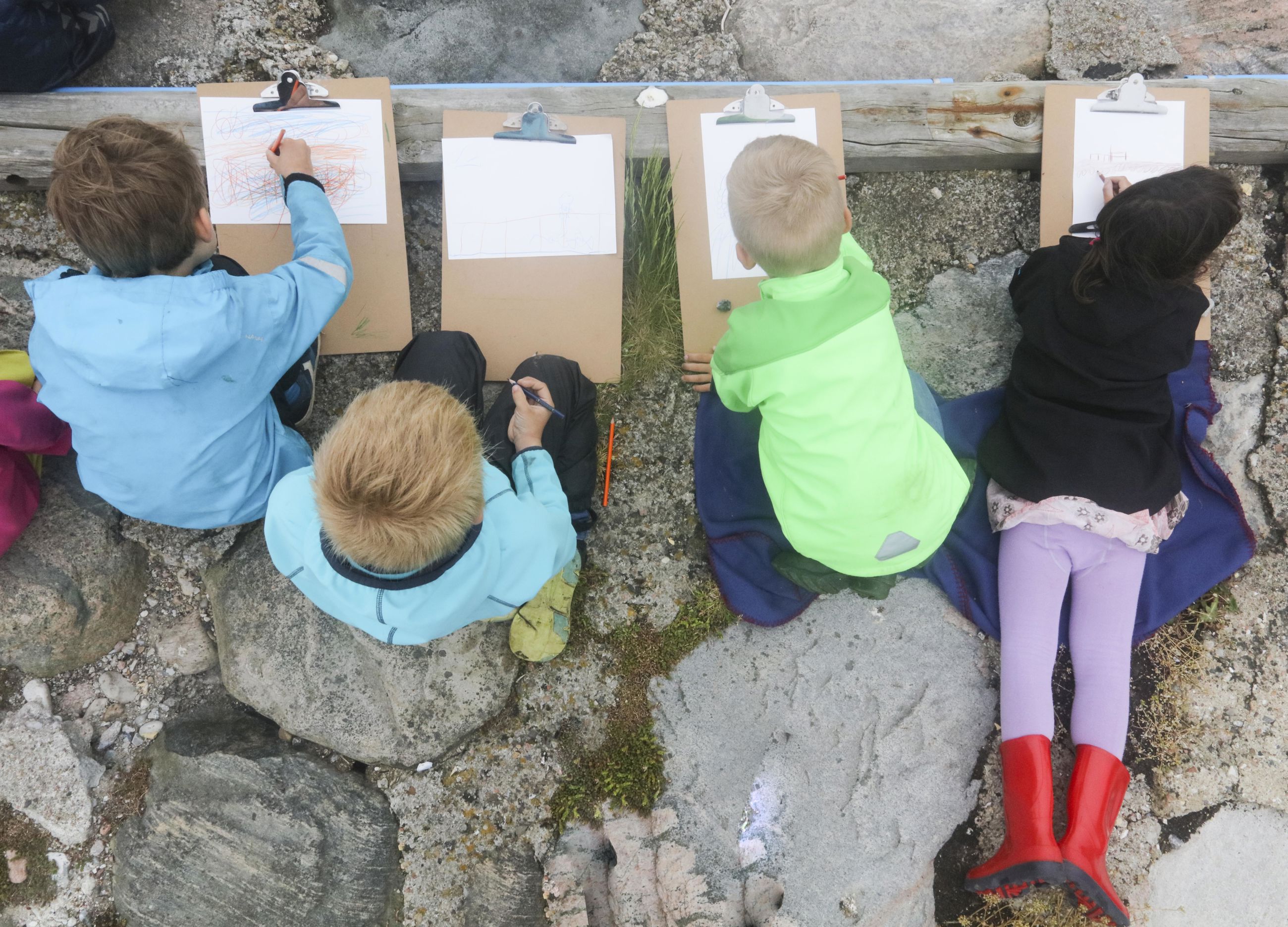 Børn tegner ude i naturen