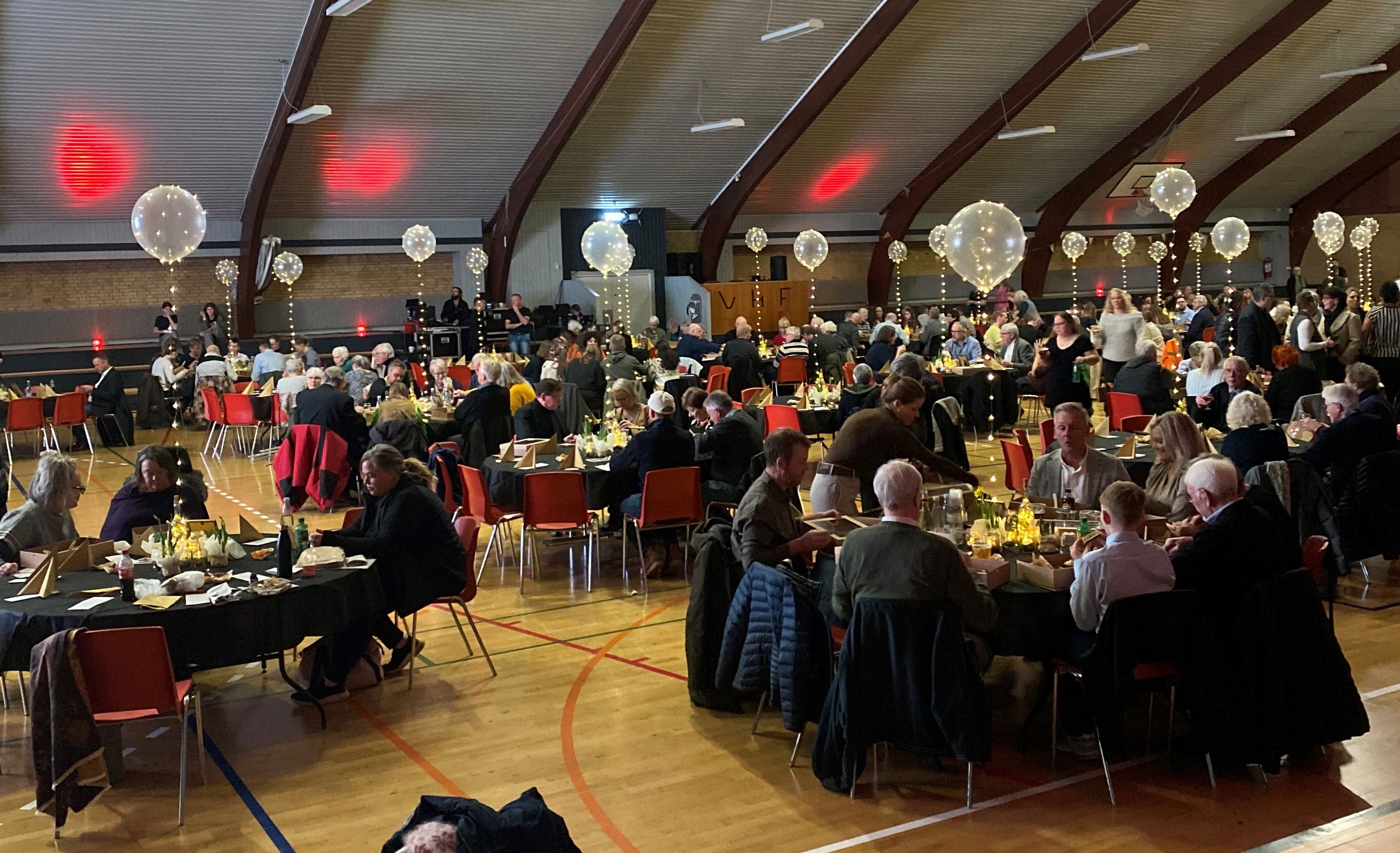 To mennesker sidder ved et skrivebord og taler