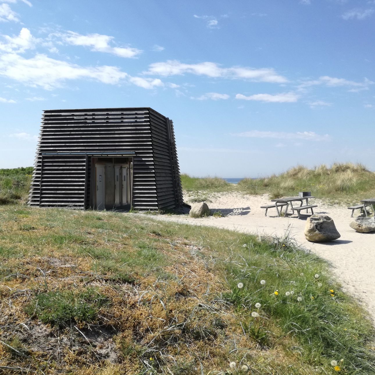Toiletbygningen på Nordstrandsvej. Der er blå himmel.