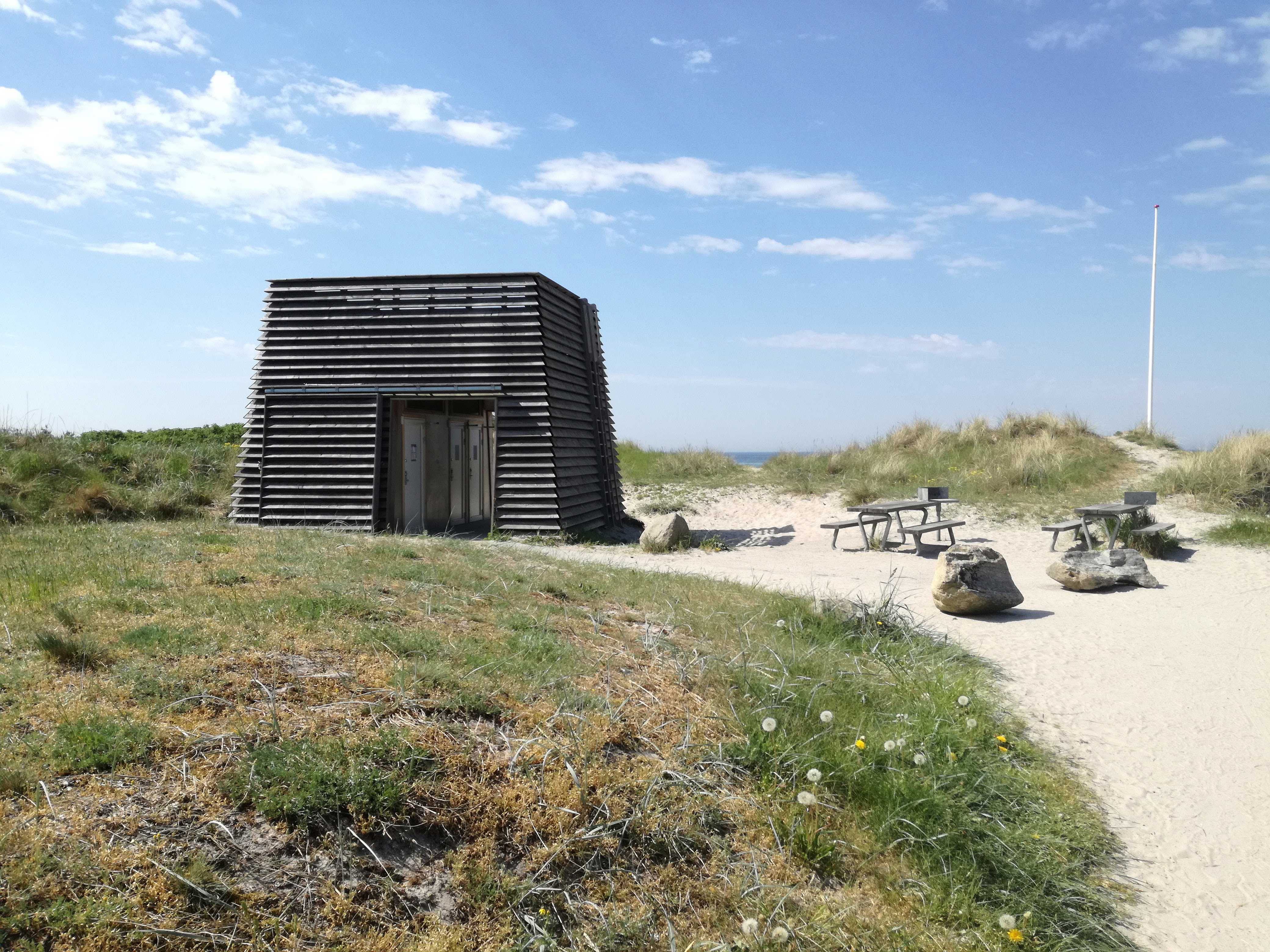 Toiletbygningen på Nordstrandsvej. Der er blå himmel.