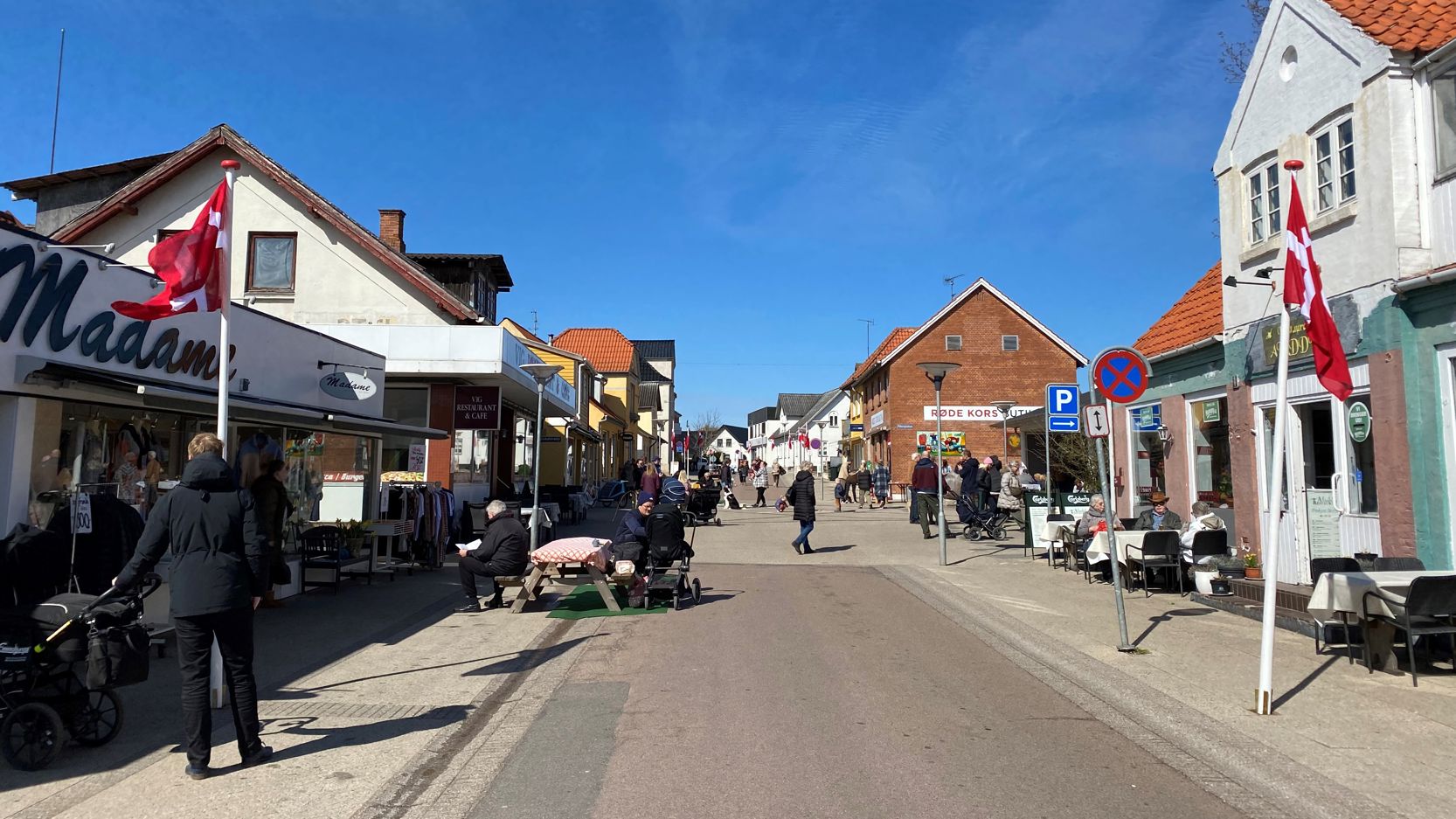 Vig Hovedgade i solskin