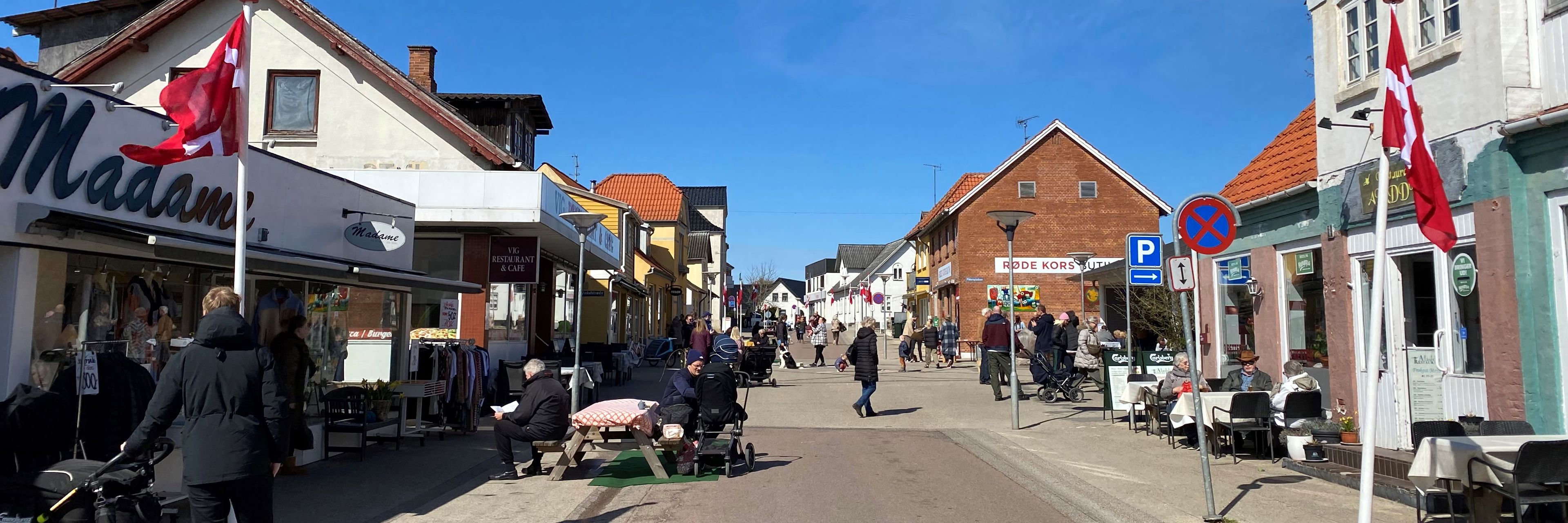 Vig Hovedgade i solskin