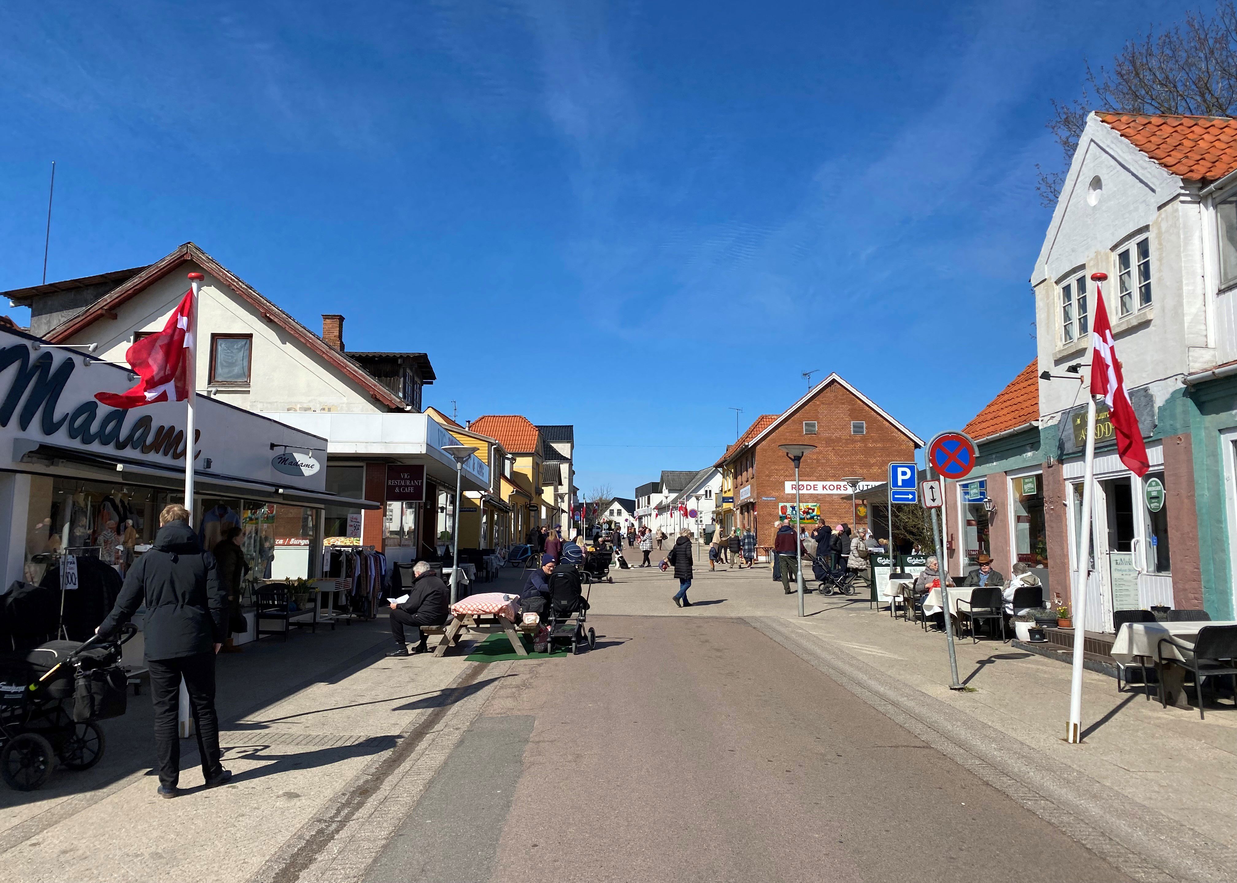 Vig Hovedgade i solskin